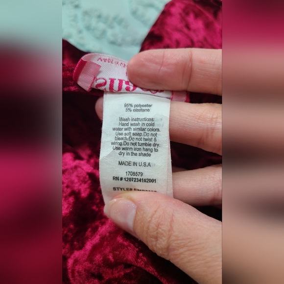 Elegant Velvet V-Neck Dress in Rich Burgundy - Picture 4 of 6